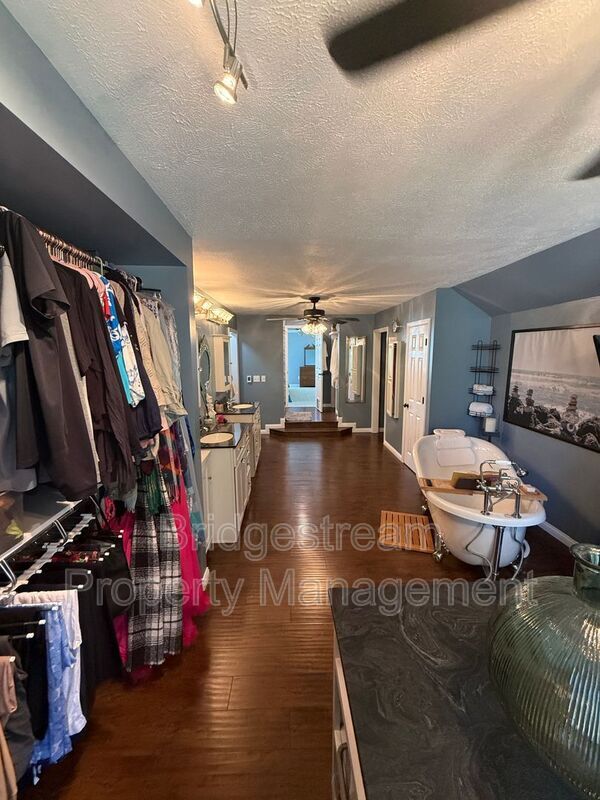 Building Photo - 7425 Pelbrook Farm Dr