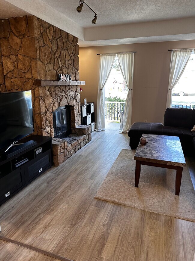 Building Photo - 853 Townsend Ave