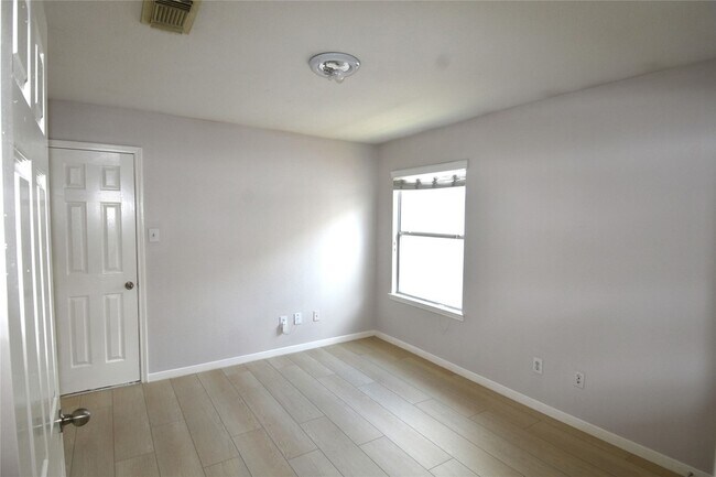 Building Photo - 6330 Bennington Springs Dr