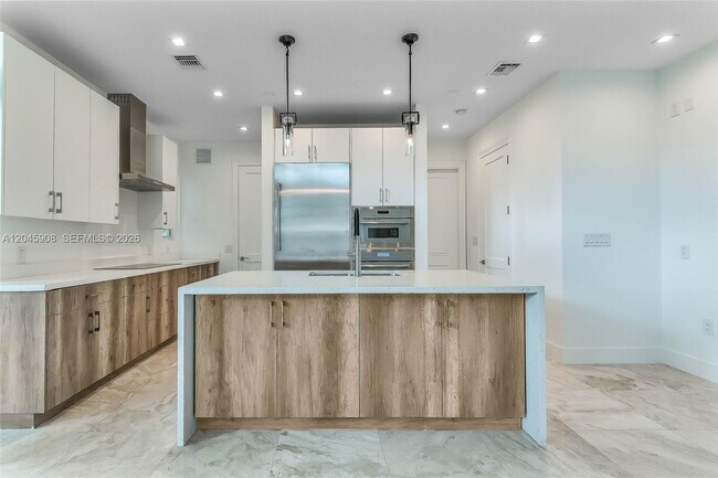 Building Photo - 3406 Ponce de Leon Blvd