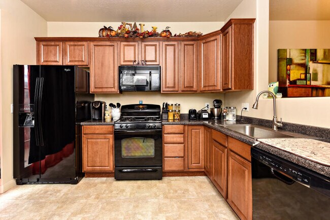 Building Photo - 3 Bedroom Townhome!! Casitas at Hidden Valley.