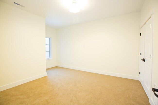 Building Photo - 18 E Beall St