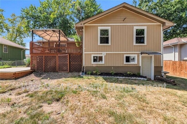 Building Photo - 305 NW Shamrock Ave