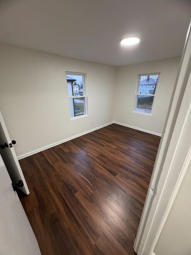 Building Photo - 1292 E 25th Ave