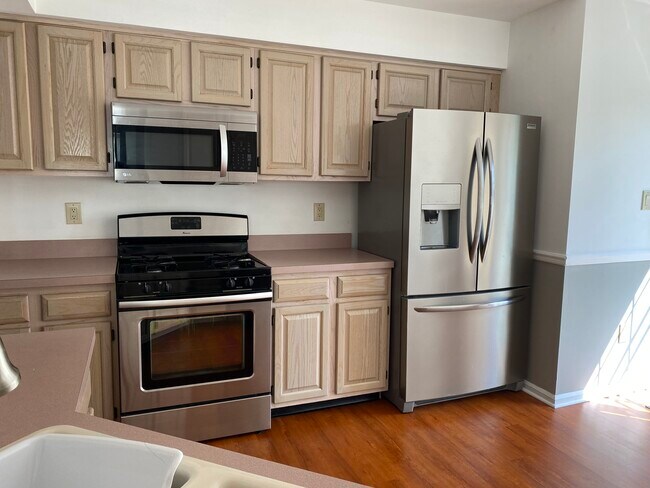 Kitchen - 404 Oswego Ct