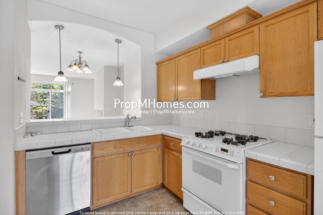 Building Photo - Spacious Three Bedroom Townhome in the Heart of Beaverton!