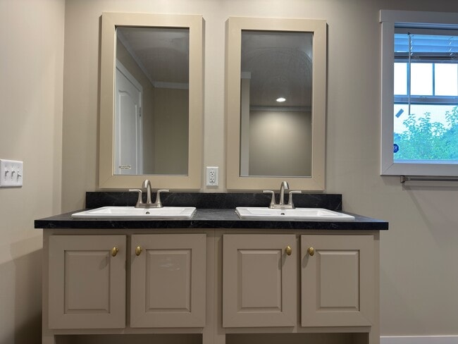 Building Photo - 48599 Lakeview E