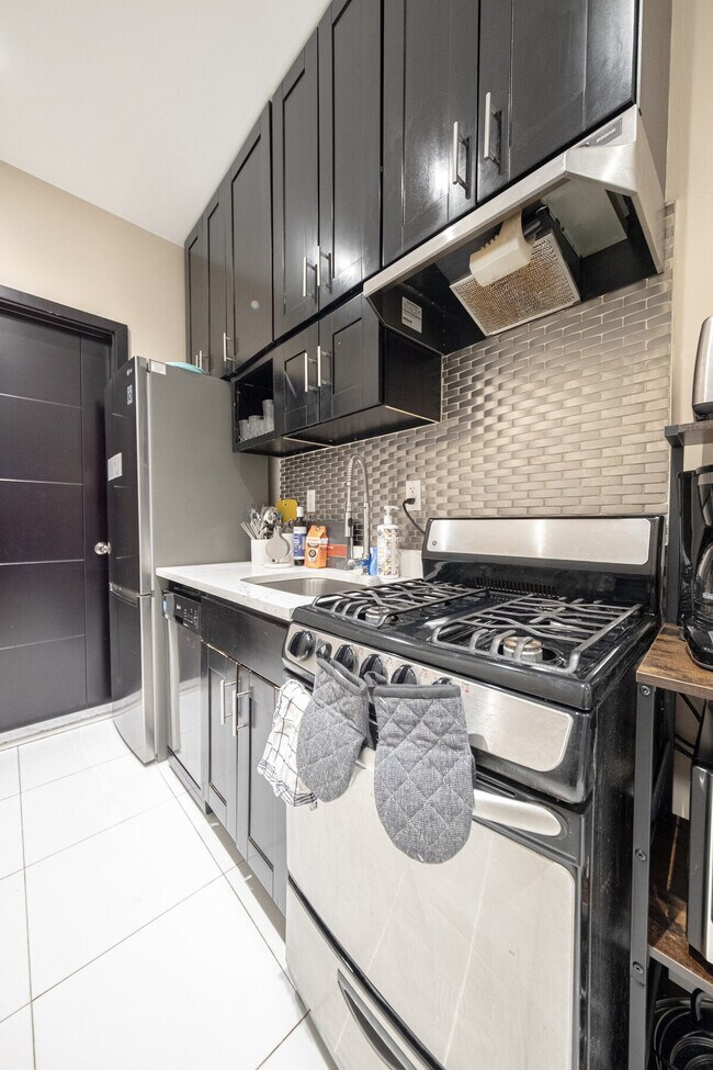 Building Photo - 5 W 101st St