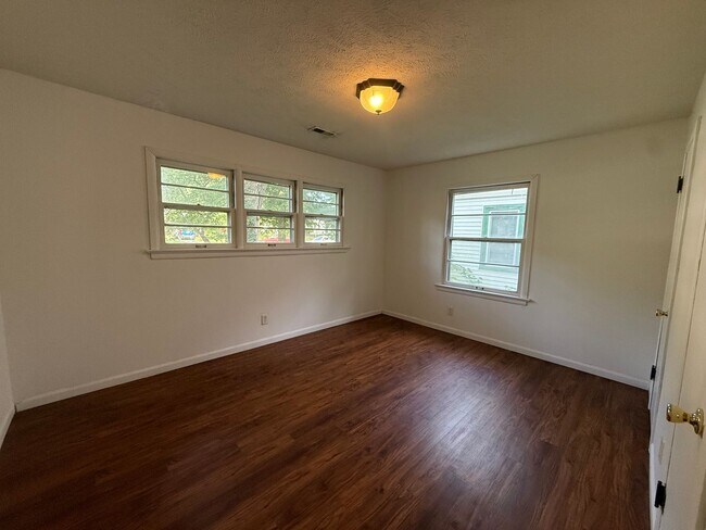 Building Photo - Charming 3 Bedroom 1 Bath Home AVAILABLE NOW!!