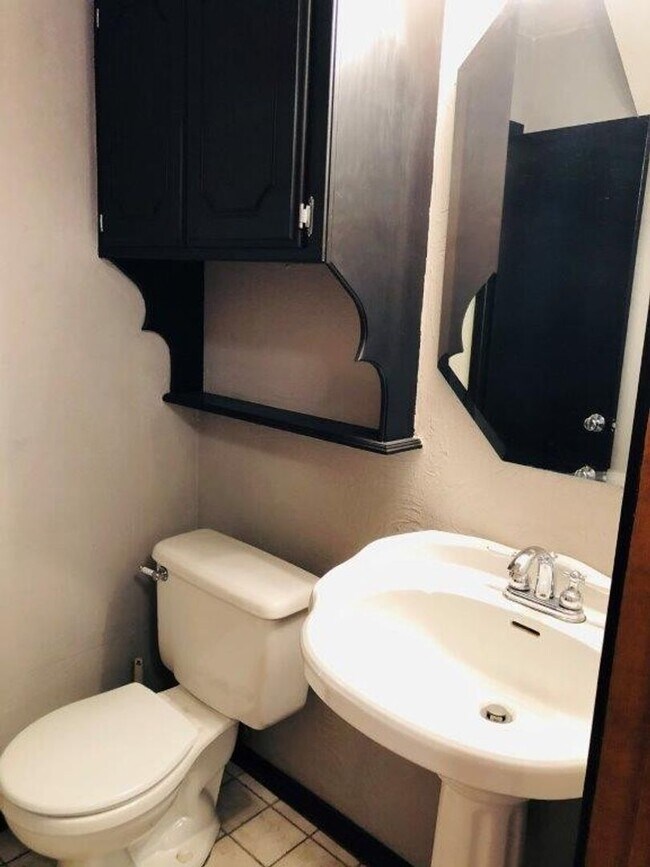 Building Photo - 3 bed , 2 full bath, 2 story , Newly updat...