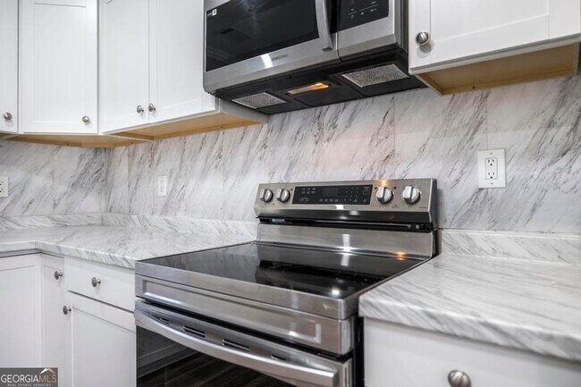 Building Photo - 1930 Northbrook Ave