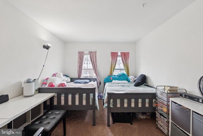 Building Photo - 42227 Canary Grass Square