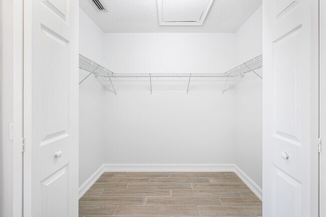 Building Photo - 8845 Sandy Crest Ln