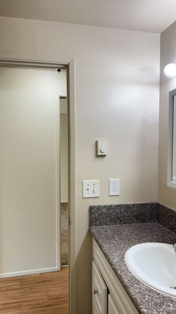 Building Photo - (858) Foxfire Apartments - 2 Bedroom / 1 Bathroom - Updated