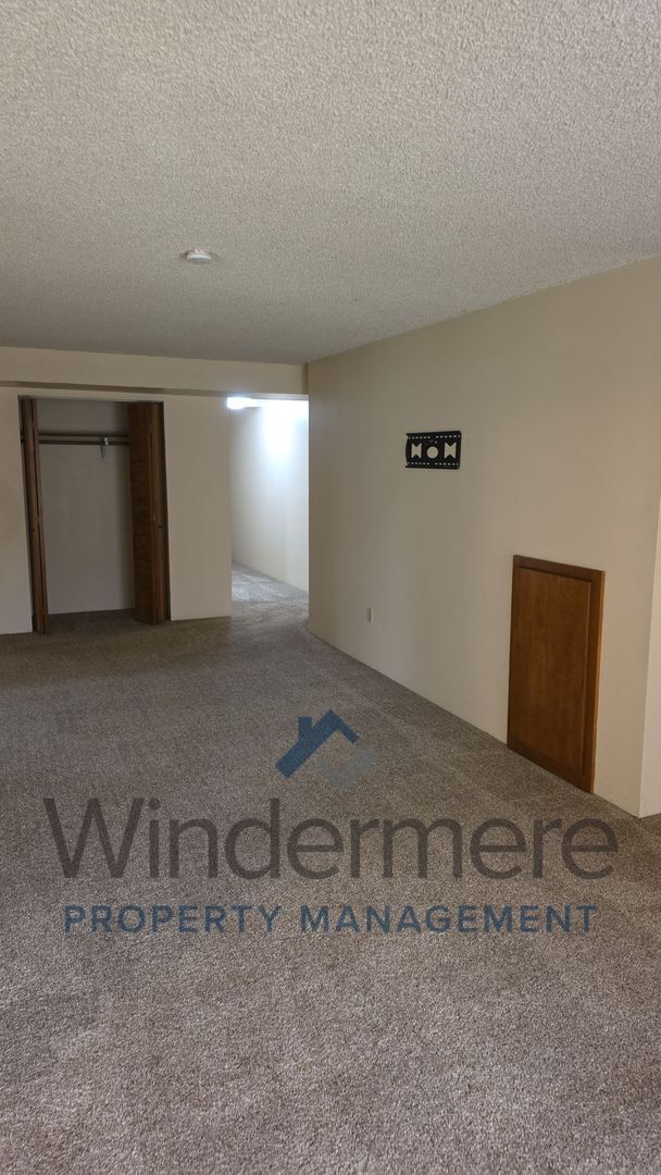 Building Photo - 763 1/2 Village Way