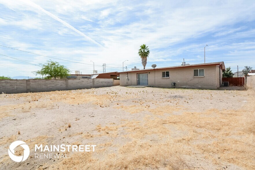 Building Photo - 1808 W Riverview St