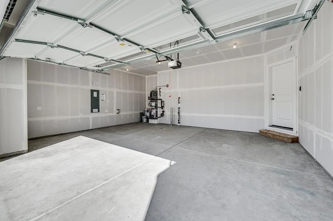 Large 2 car garage - 7619 11th Pl SE