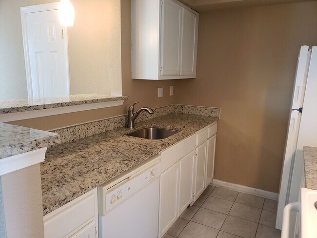 Building Photo - Modern 2 Bed | 2 Bath Townhouse in Town Center!
