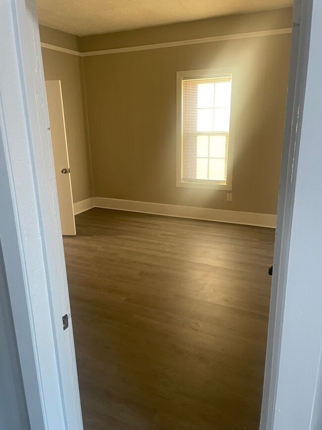 Building Photo - 3 br 1 bath house for rent