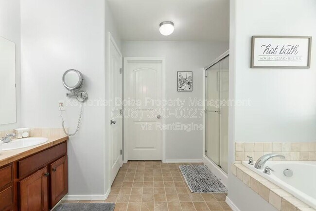 Building Photo - 879 N Traquair Pl