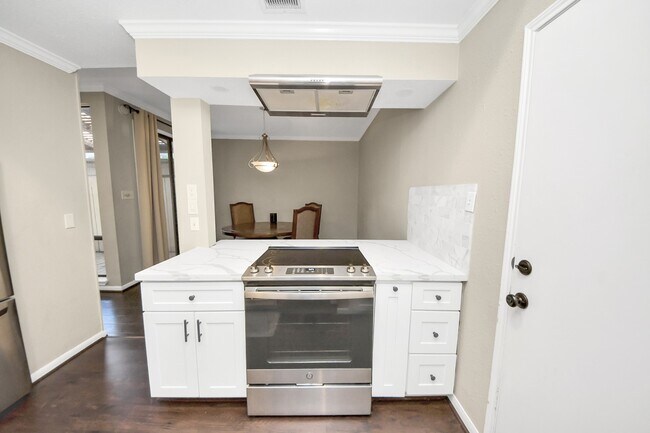Building Photo - 1112 Bering Dr