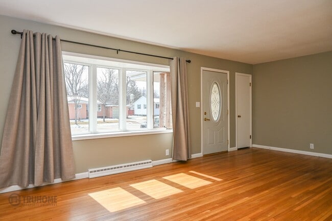 Building Photo - 4 Bed 2 Bath in Prime Location: Your Perfect Home Close to UND!