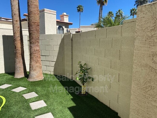 Building Photo - 4923 E Hazel Dr