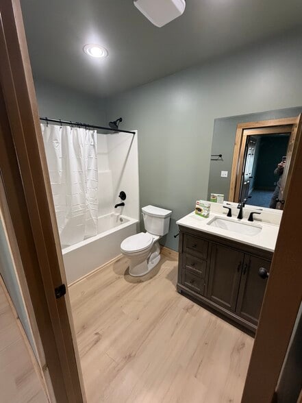 Unit B - 280 W Elm St