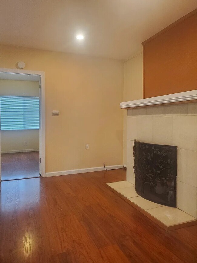 Building Photo - 564 Alhambra St