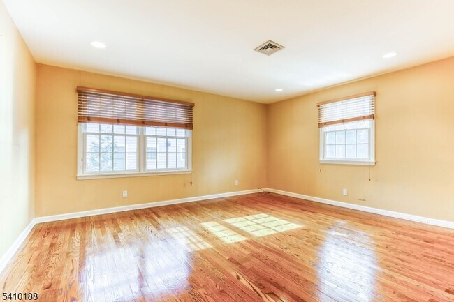 Building Photo - 11 Wordsworth Rd