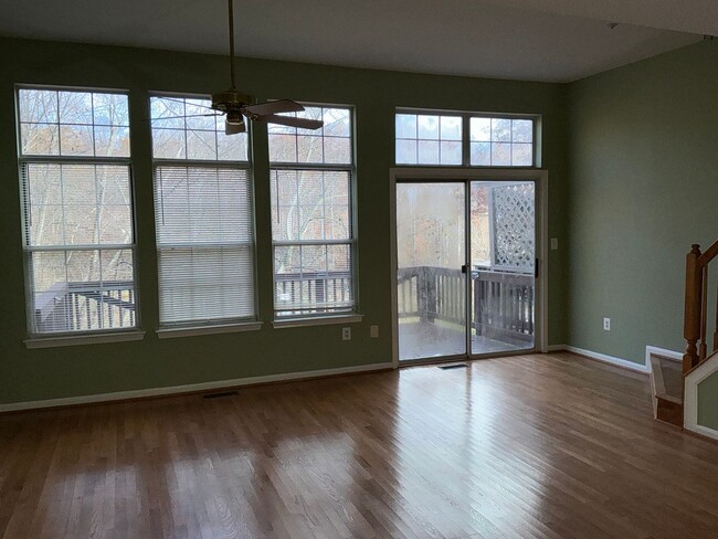 Building Photo - Beautiful 3BR 3.5BA 3 level townhome locat...