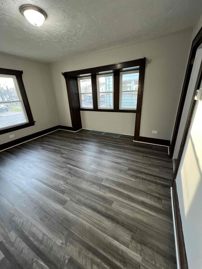 Building Photo - 943 Delia Ave