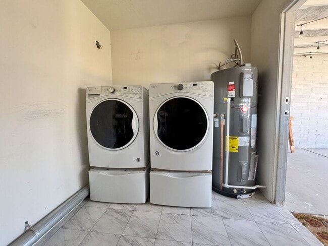 Building Photo - REMODELED 4 BEDROOM HOME WITH HUGE YARD, C...