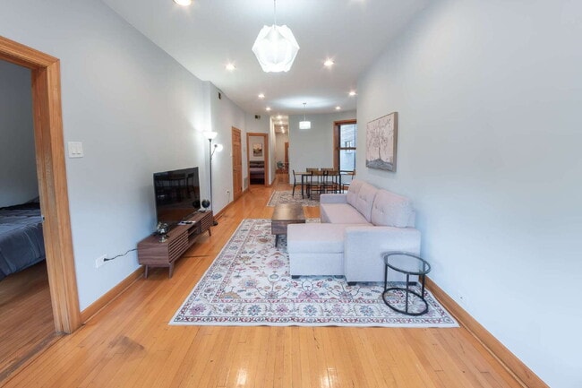 Building Photo - 3-Bedroom Apartment in Ukrainian Village / Humboldt Park!