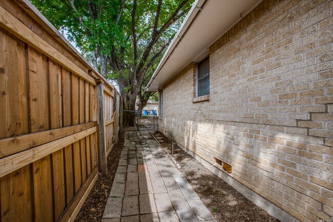 Building Photo - 6517 E Mockingbird Ln