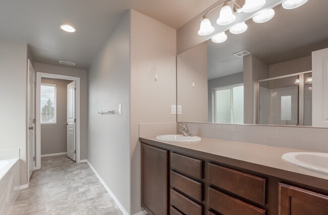 Building Photo - Beautiful 4 Bedroom 2.5 Bath River Run Home