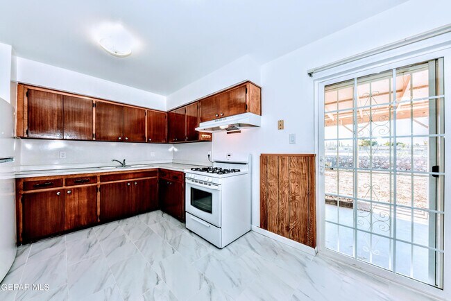 Building Photo - 4909 Winthrop Dr