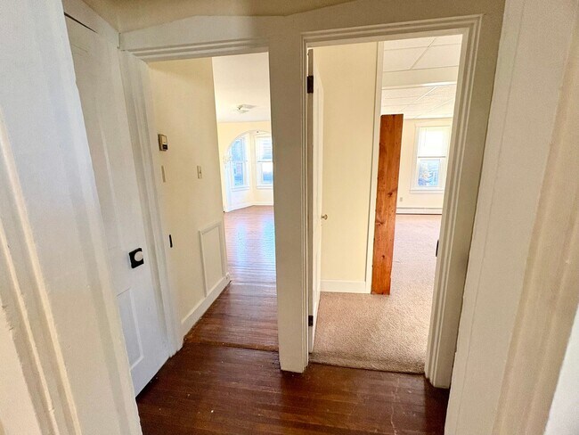 Building Photo - 519-5195 S Market St