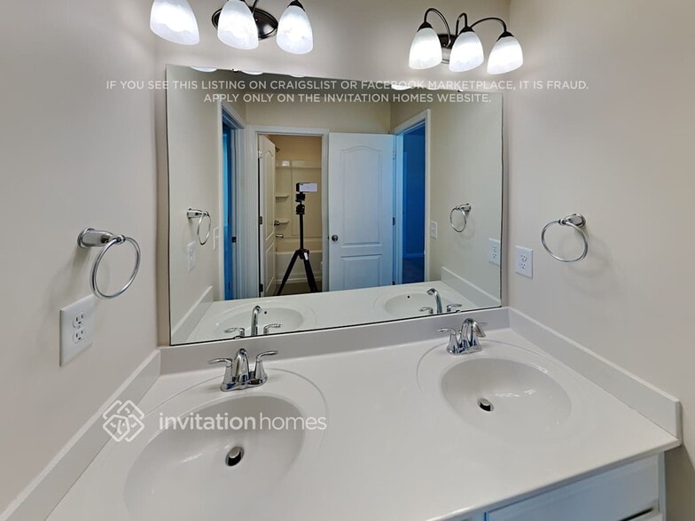 Building Photo - 13422 Hyperion Hills Ln