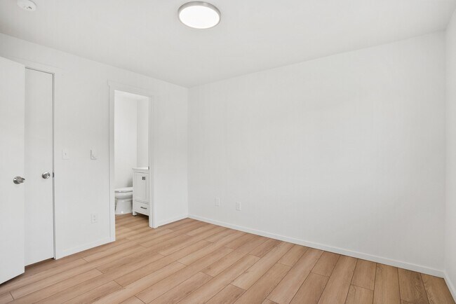 Building Photo - 1303-1312 12th Ave NW