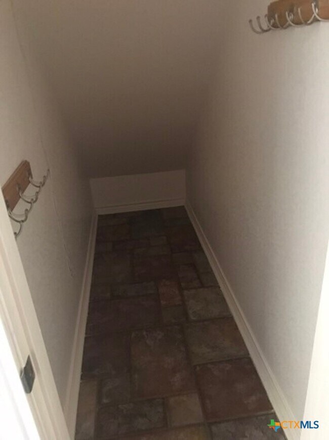 Building Photo - 419 Tomahawk Dr