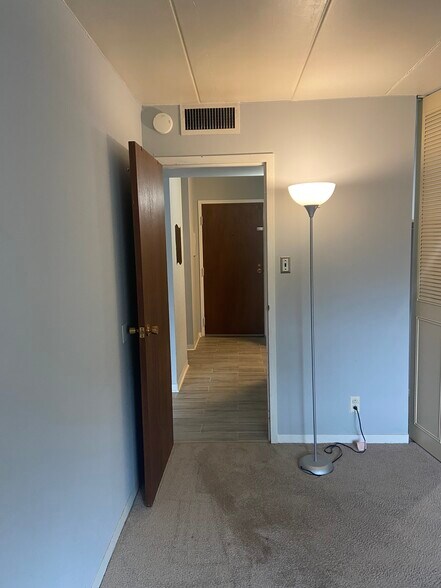 Building Photo - 220 S Roselle Rd