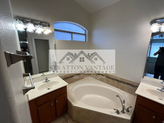 Building Photo - 8207 W Palmaire Ave