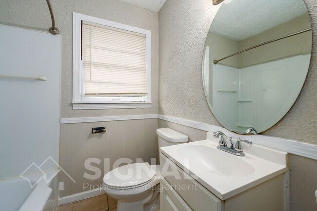 Building Photo - 1052 Apple St