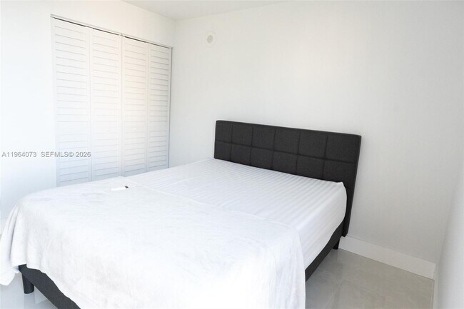 Building Photo - 17021 N Bay Rd