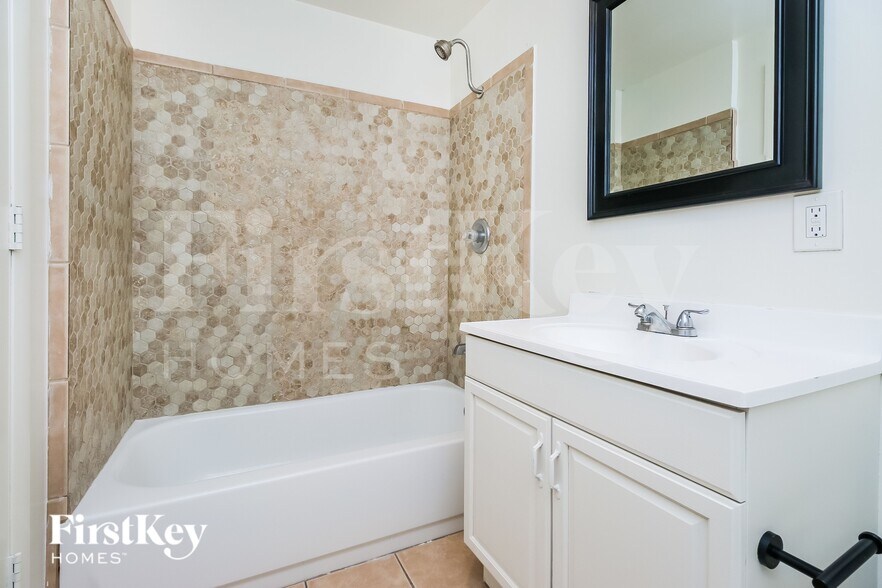 Building Photo - 3250 N 26th Pl