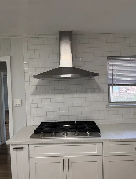 Electrolux six burner gas stove - 3806 Tilson Ln