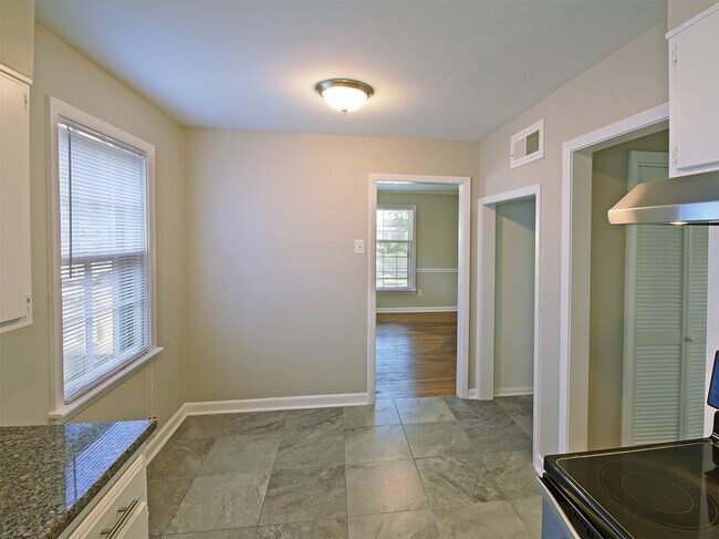 Building Photo - 3 Bedroom, 2 Bathroom near Colonial and flamingo