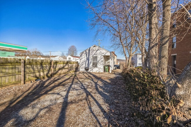 Building Photo - 105 Ash St