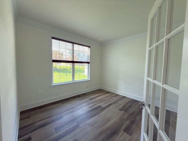 Building Photo - Spacious 4 Bed 3.5 Bath Home in Round Hill VA For Rent!